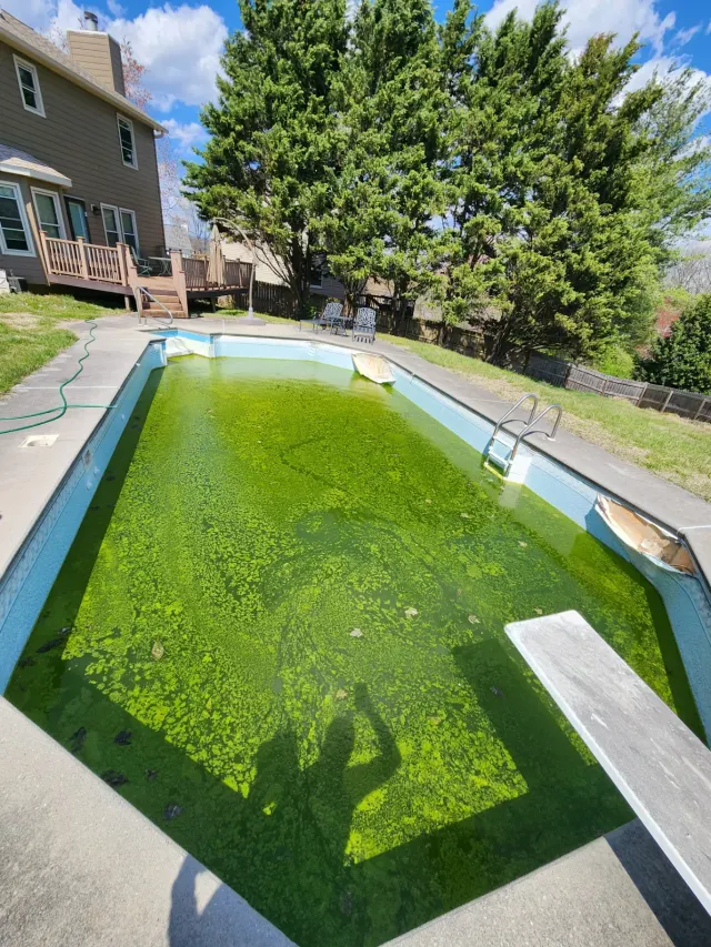 Worn pool liner in Knoxville TN before vinyl liner replacement